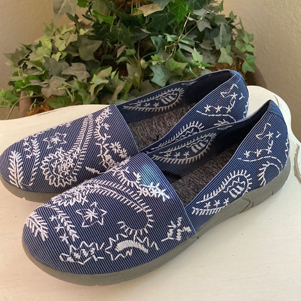 New Yuyu Embroidered Slip-On Elastic Padded Foam Footbed Flats Women’s 10 - Picture 2 of 15